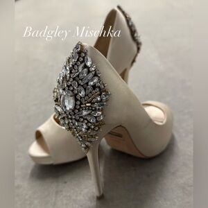 Badgley Mischka Satin Peep Toe w Rhinestones 4” Heel 6.5 M Wedding Shoes